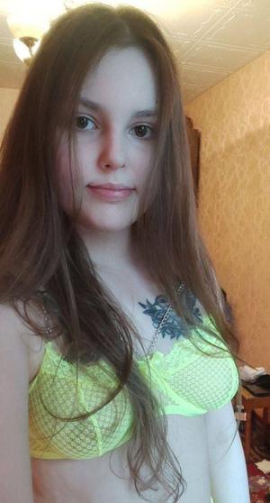 Көрпе астында жасырын камера мастурбация